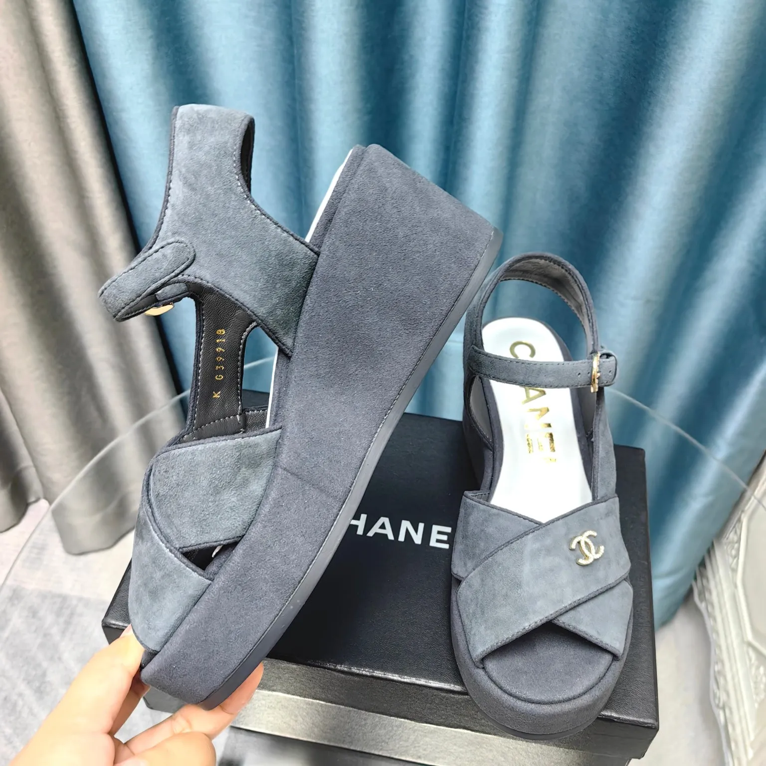 👟👟Ex-factory price 540👟👟 Top version Chanel/Chanel 24ss thick-soled lame-heeled sandals Material ☑️Fabric: patent leather/sheep ☑️Lining: sheepskin ☑️Outsole: original outsole ☑️Heel height: 7.5cm ☑️Number of yards: 35-40